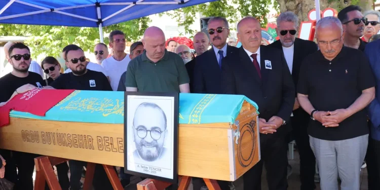 Yapımcı Ahmet S Tuncer’e Duygulu Veda, Gözyaşlarıyla da