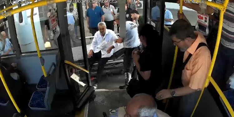 Otobüste Fenalaşan Yolcu Panik Yarattı