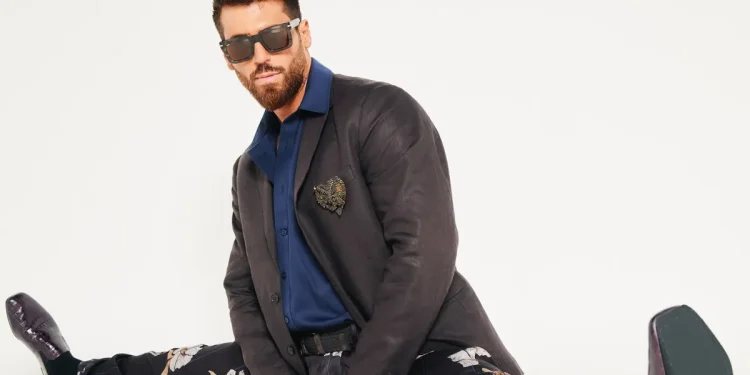 Can Yaman sevgilisi Sara Bluma ile poz verdi!