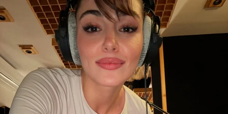 Hande Erçel’den Aşk Yorumu: “Bir Sandalye Bile Onu Hatırlatabilir”