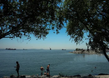 İstanbul sıcağında serinlik için boğaza akın