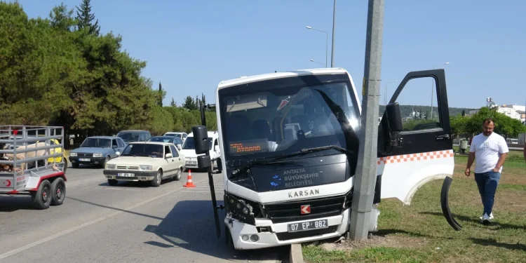 Antalya’da Minibüs Dehşeti: Freni Patladı, Kaza Yaptı