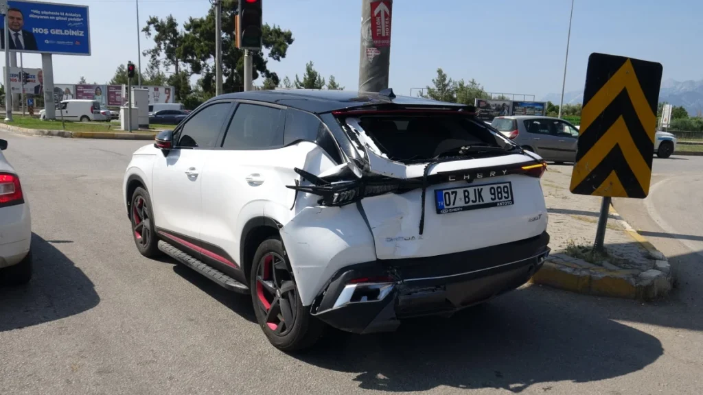 Antalya’da Minibüs Dehşeti: Freni Patladı, Kaza Yaptı