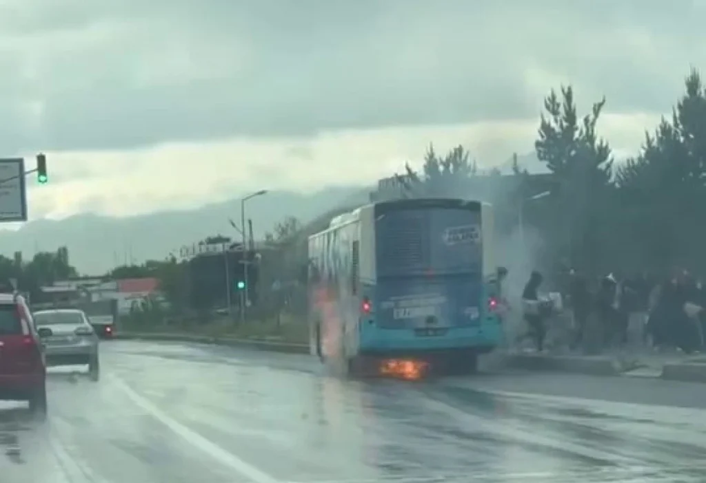 Erzurum'da Yolcu Dolu Otobüs Alevlere Teslim Oldu