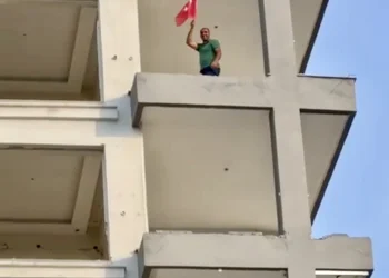 Malatya’da yıkılacak binadan Türk bayrağı indirildi