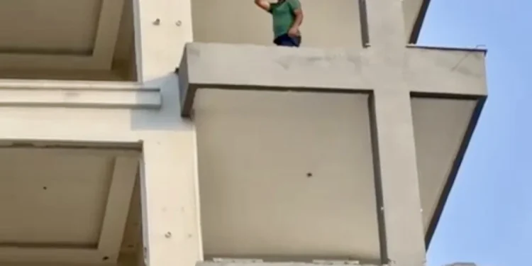 Malatya’da yıkılacak binadan Türk bayrağı indirildi