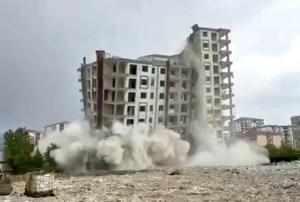 Malatya’da yıkılacak binadan Türk bayrağı indirildi