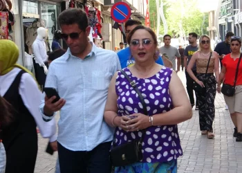 İranlı Turistler Van’da Esnafa Bayram Sevinci Yaşattı