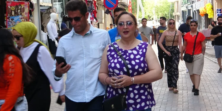 İranlı Turistler Van’da Esnafa Bayram Sevinci Yaşattı