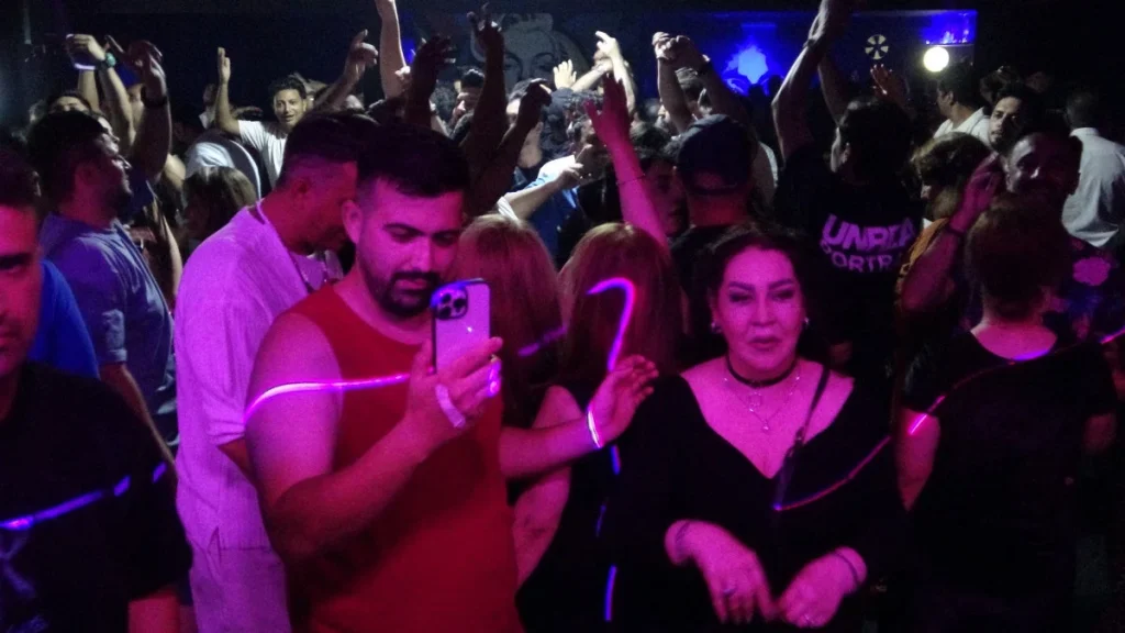 İranlı Turistler Van’da Esnafa Bayram Sevinci Yaşattı