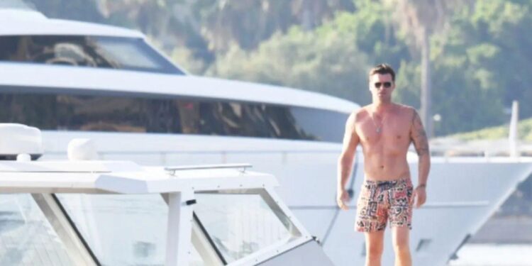 Kıvanç Tatlıtuğ 1,5 Milyon Euro’luk Yatıyla Bodrum Tatilinde