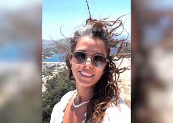 Özge Özpirinçci ve Burak Yamantürk Tatiline Çeşme’de Devam Ediyor