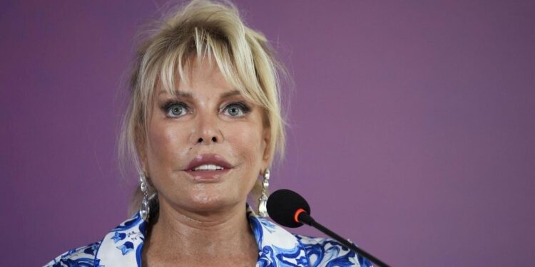 Ajda Pekkan’ın Yaptırdığı Botokslar Artık İşe Yaramıyor Mu? Harbiye’de Maskeli Show