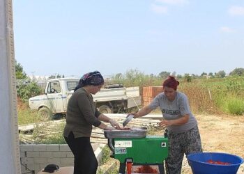 Antalya Büyükşehir Belediyesi makine destekleriyle halkın yanında