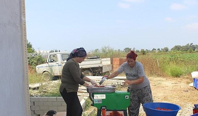 Antalya Büyükşehir Belediyesi makine destekleriyle halkın yanında