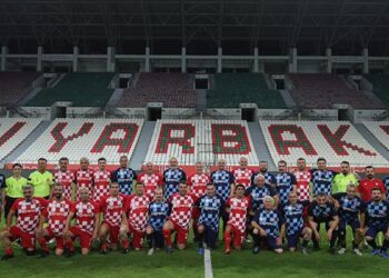 Bakan Bak, Diyarbakır’da gösteri maçına çıktı! ‘Terörsüz Türkiye’ vurgusu
