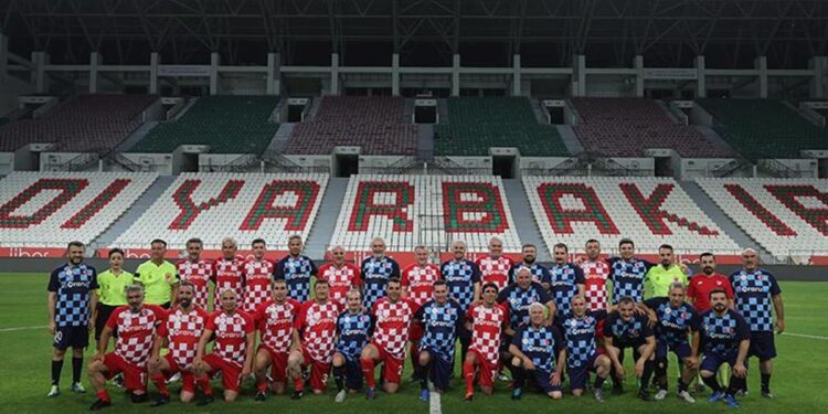 Bakan Bak, Diyarbakır’da gösteri maçına çıktı! ‘Terörsüz Türkiye’ vurgusu