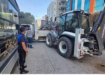 Bayraklı’da kaldırım işgallerine geçit yok