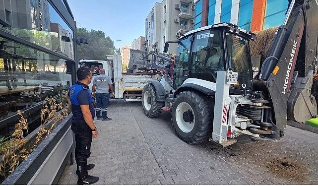 Bayraklı’da kaldırım işgallerine geçit yok