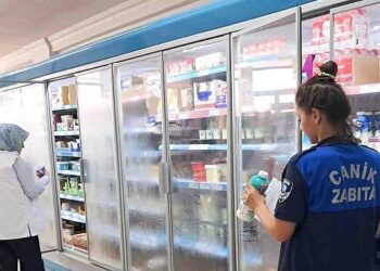 Canik Belediyesi Zabıta Müdürlüğü ekipleri, ilçedeki marketlerde satışa sunulan soğuk gıda ürünlerine yönelik denetim gerçekleştirdi.