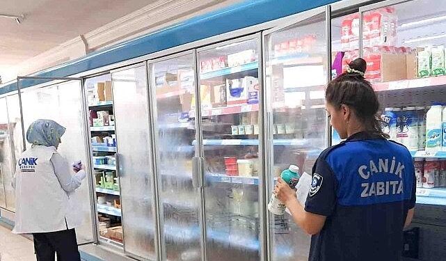 Canik Belediyesi Zabıta Müdürlüğü ekipleri, ilçedeki marketlerde satışa sunulan soğuk gıda ürünlerine yönelik denetim gerçekleştirdi.