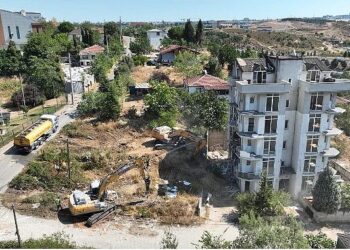 Çayırova’da riskli yapıların yıkımına başlandı