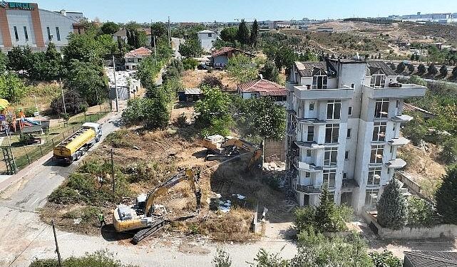 Çayırova’da riskli yapıların yıkımına başlandı