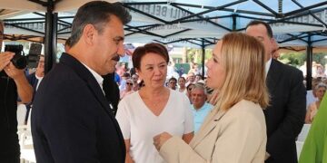 Dikili’de Ferdi Zeyrek Parkı Açıldı