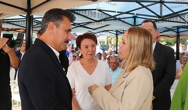 Dikili’de Ferdi Zeyrek Parkı Açıldı