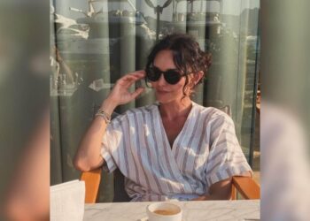 Hande Ataizi Türkbükü Plajında Bikinisiyle Büyüledi