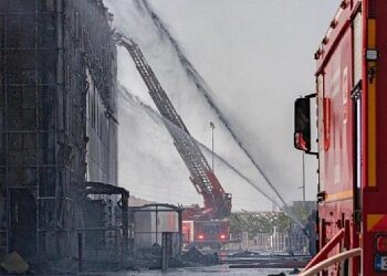 İzmir İtfaiyesi ALOSBİ’deki fabrika yangınını hızla söndürdü