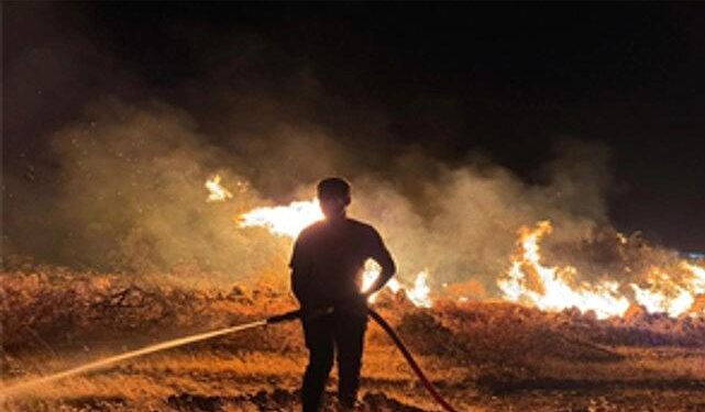 İzmir İtfaiyesi Buca’da başlayıp Gaziemir’e ulaşan yangına karşı siper oldu