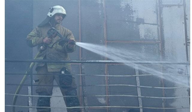 İzmir İtfaiyesi Menemen’deki iş yeri yangınını kontrol altına aldı