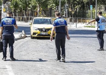 İzmir’de zabıta ekiplerinden yolcu kılığında taksi denetimi