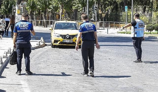 İzmir’de zabıta ekiplerinden yolcu kılığında taksi denetimi
