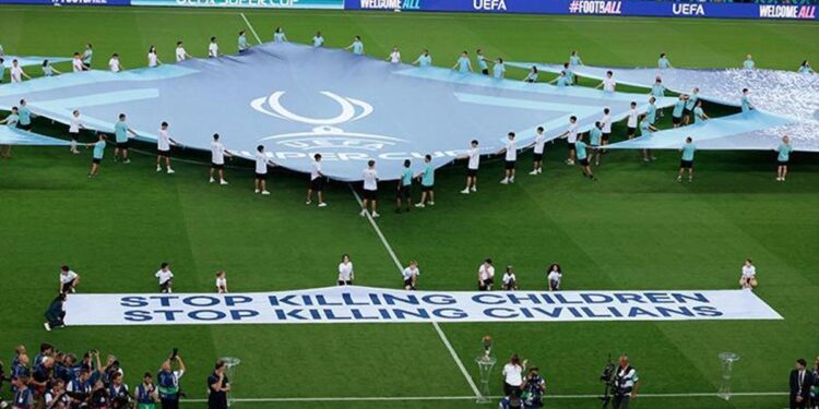 PSG-Tottenham maçında olay: ‘İğreniyoruz, korkaklar!’ UEFA’nın pankartı dikkat çekti, İsrail’in adı yine geçmedi…