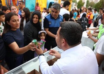 Rasim Başkan’dan Çocuklara Dondurma ve Limonata