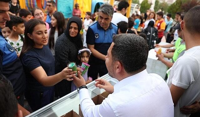 Rasim Başkan’dan Çocuklara Dondurma ve Limonata