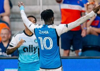 Zaha’dan muhteşem gol: Charlotte’u sırtladı götürüyor