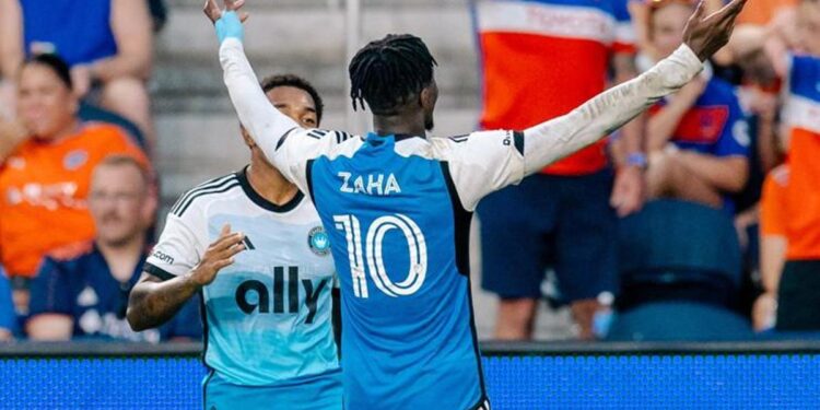 Zaha’dan muhteşem gol: Charlotte’u sırtladı götürüyor