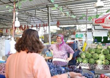 Başkan Hatice Gençay, Mavişehir Halk Pazarı’nı Ziyaret Etti