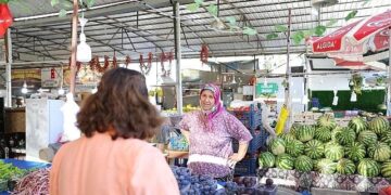 Başkan Hatice Gençay, Mavişehir Halk Pazarı’nı Ziyaret Etti
