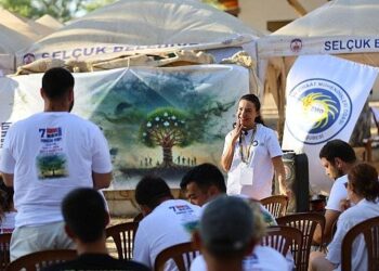 Başkan Sengel Gençlere Efes Tarlası Yaşam Köyü’nü anlattı