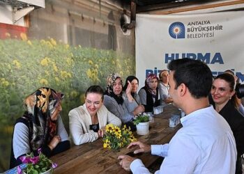 Başkan Vekili Özdemir bitki üretim tesisini gezdi