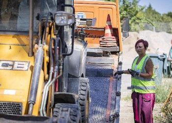 Büyükşehir’in kadın çekici operatörü tabuları yıktı
