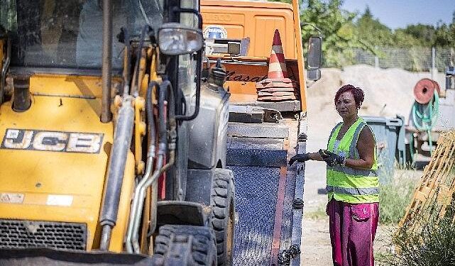 Büyükşehir’in kadın çekici operatörü tabuları yıktı