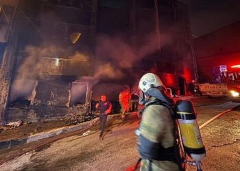 İzmir İtfaiyesi Konak’ta çıkan yangında iki kişiyi kurtardı