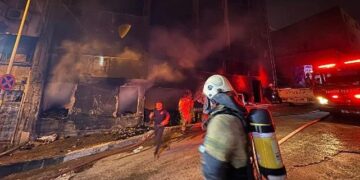 İzmir İtfaiyesi Konak’ta çıkan yangında iki kişiyi kurtardı