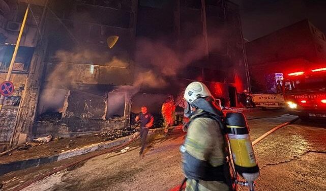 İzmir İtfaiyesi Konak’ta çıkan yangında iki kişiyi kurtardı