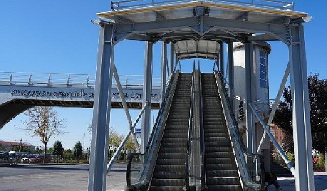 Konya Büyükşehir, Üniversite Öğrencilerinin Yoğun Kullandığı Yaya Üst Geçidine Yürüyen Merdiven Kazandırdı